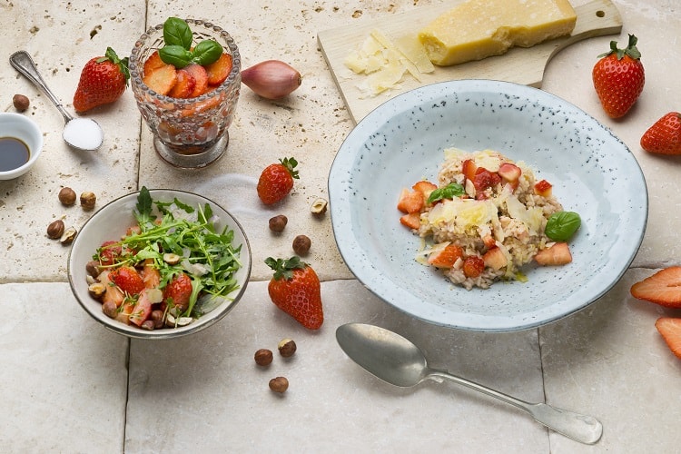 Erdbeeren mit Risotto auf Teller