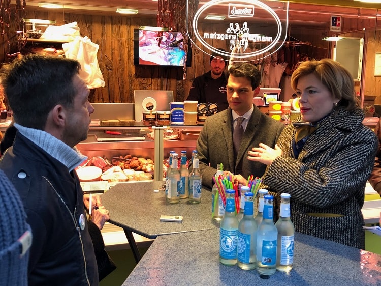 Klöckner im Gespräch am Metzgerstand